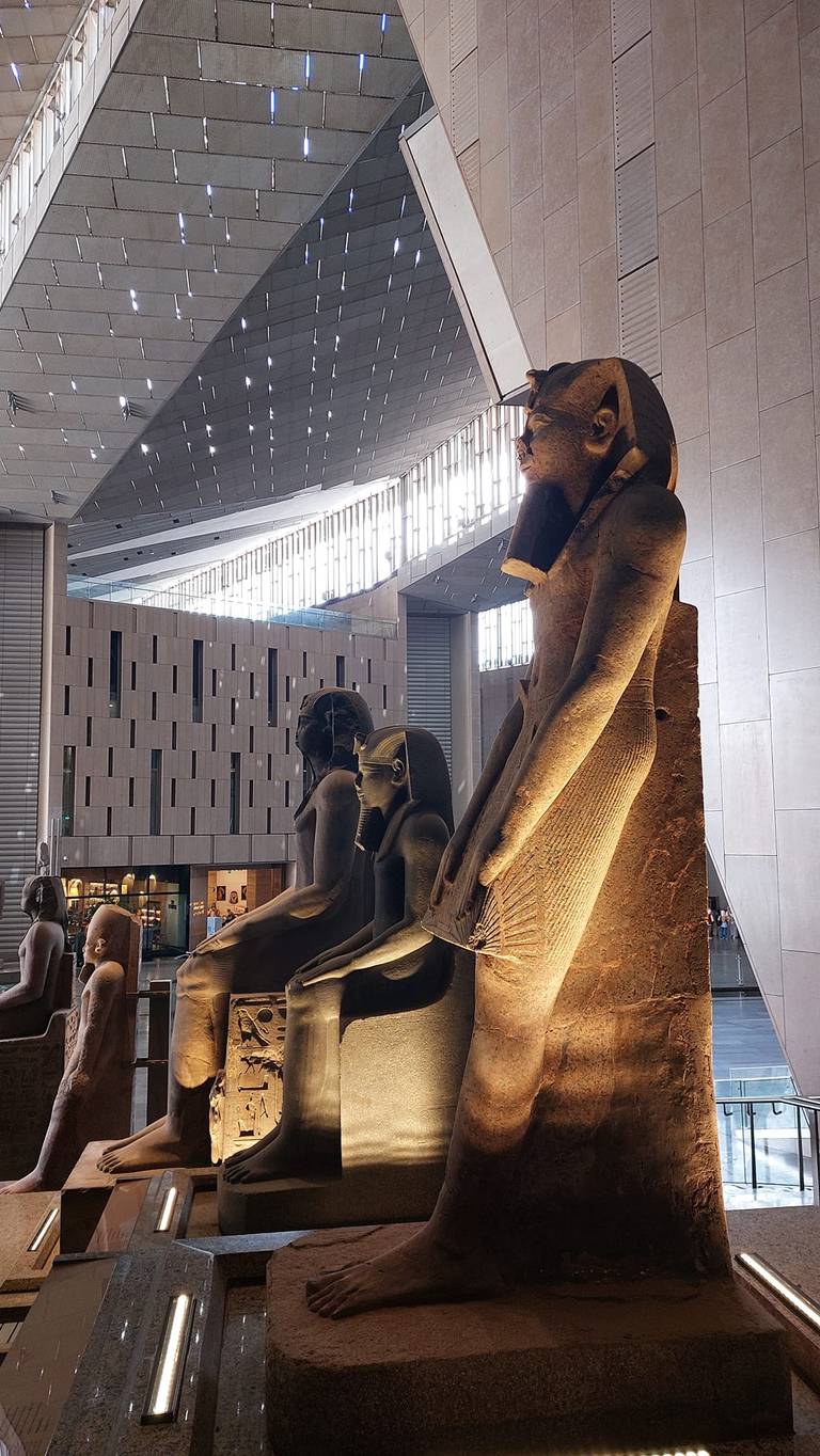 Trappengalerij met standbeelden Grand Egyptian Museum Caïro | Kingfisher Tours Egypte
